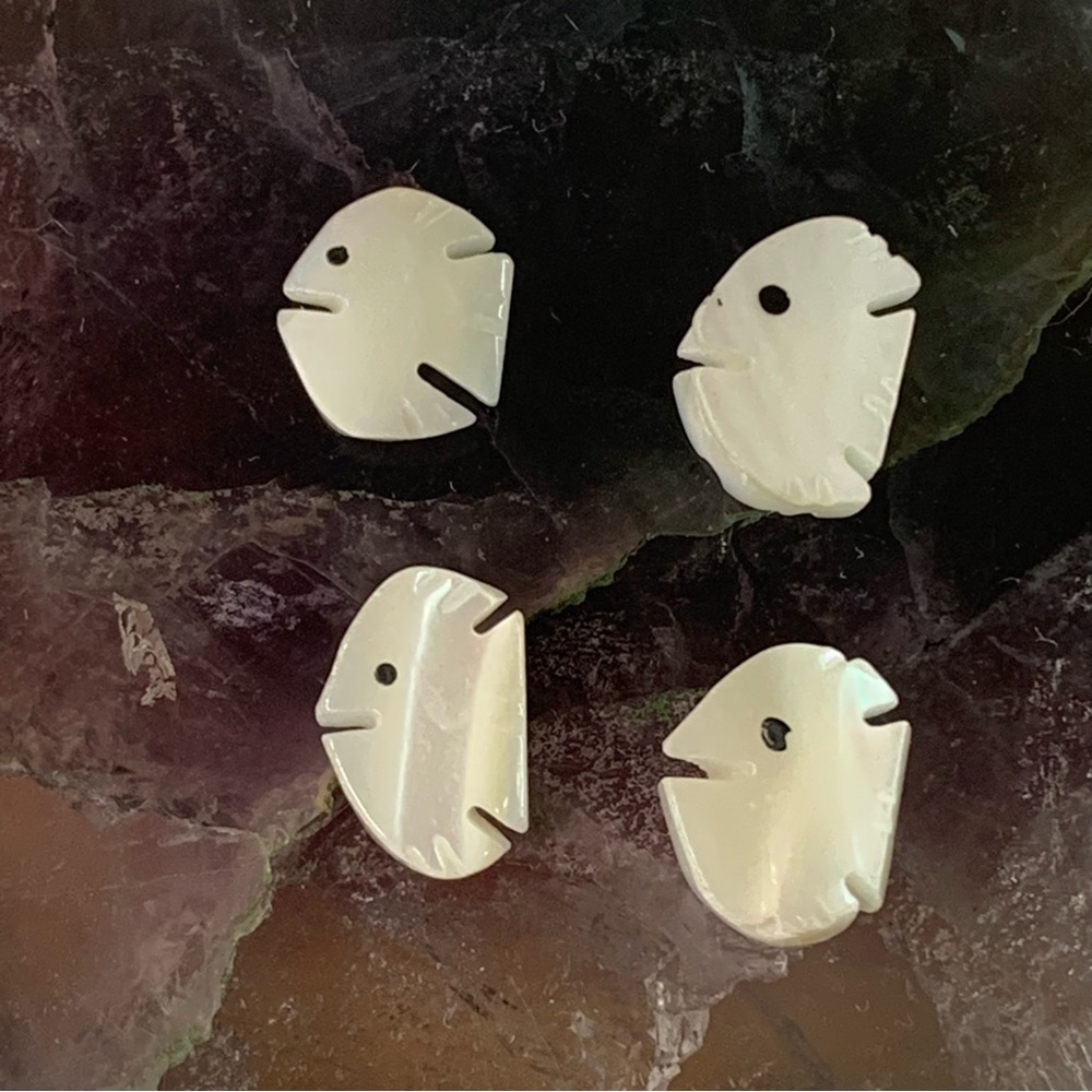 4 Hand Carved Mother of Pearl Fish Fetish Beads MOP Angelfish Vintage Lot 10mm - Picture 13 of 16